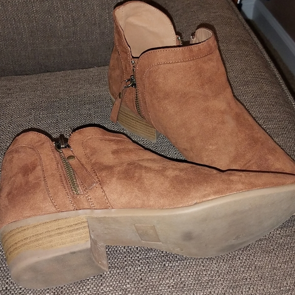 Boots - Picture 4 of 6